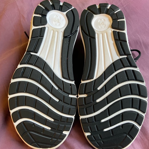 Women’s Under Armour shoes - Picture 4 of 5